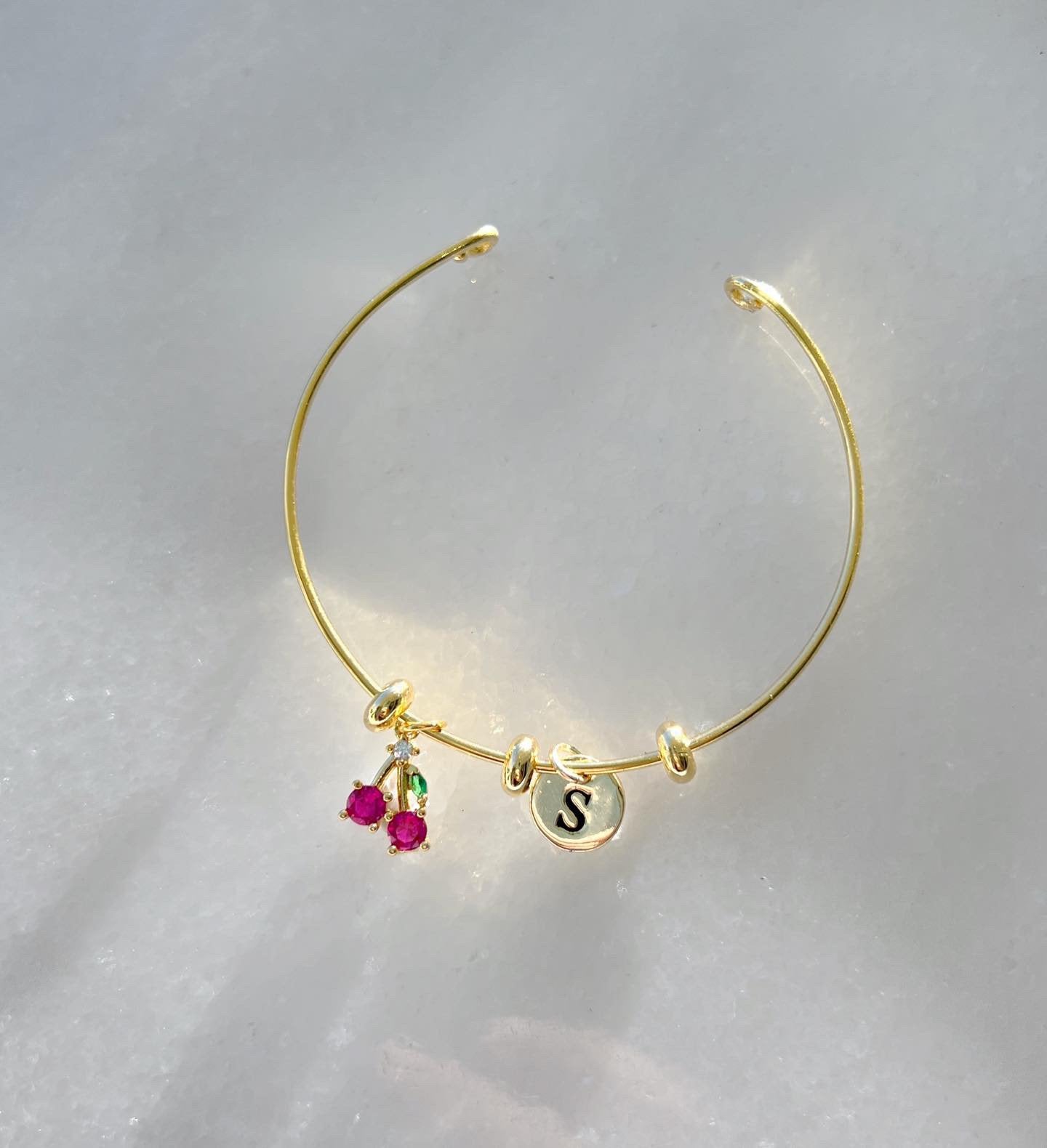 Pulsera de cereza- Pulsera de letras-Material de latón/Chapado en oro-Pulsera de dijes