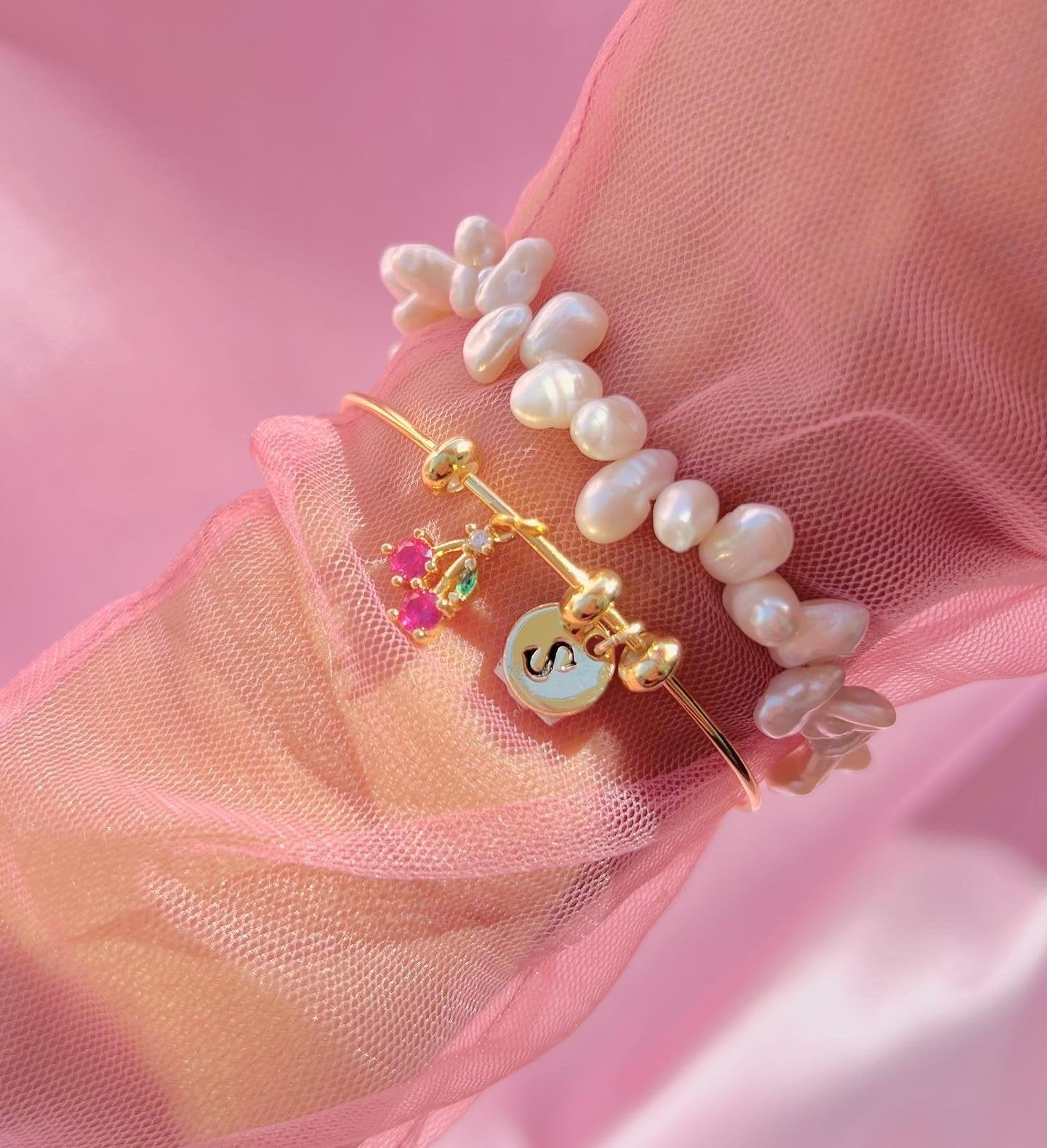 Pulsera de cereza- Pulsera de letras-Material de latón/Chapado en oro-Pulsera de dijes