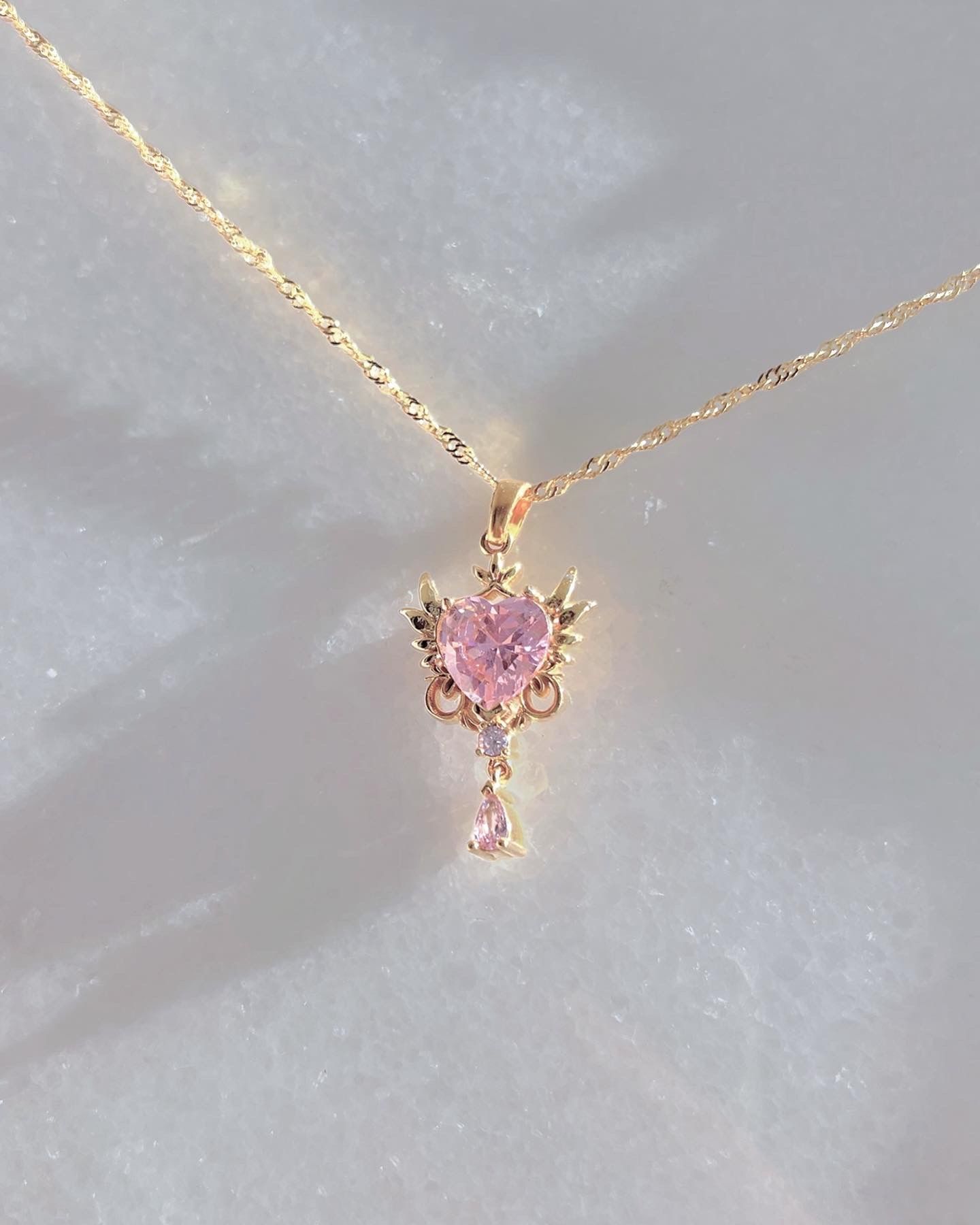 Collar de alas de anime