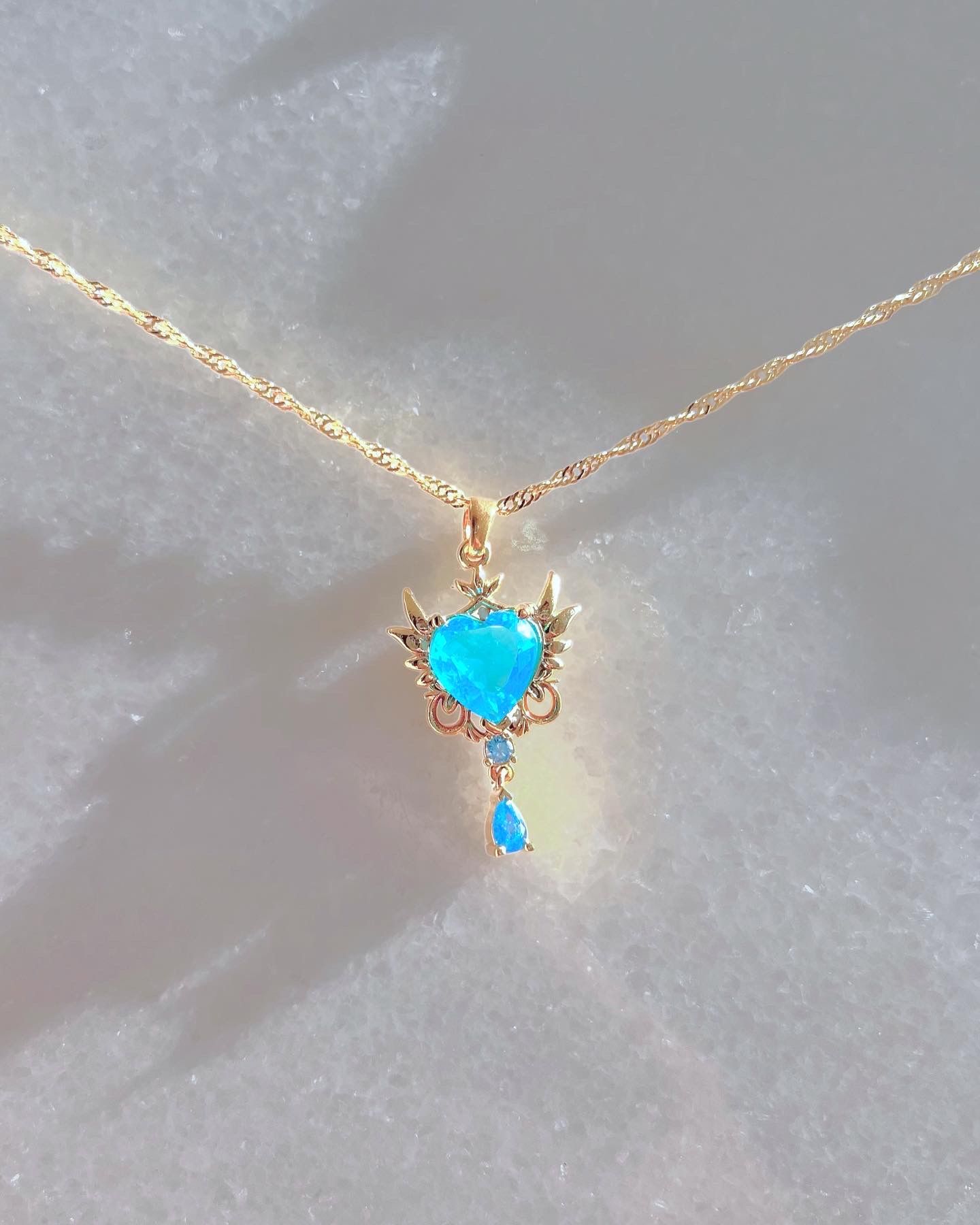 Collar de alas de anime