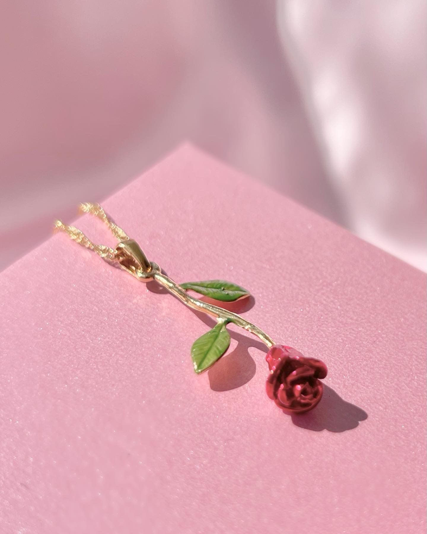 Collar Belle The Beauty Rose, collar Belle Rose, chapado en oro y plata, hermoso collar de rosa roja, collar de rosa eterna, joyería Belle